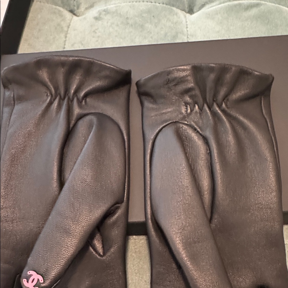 CHANEL CC Black leather Gloves with Pink Details - Picture 17 of 17